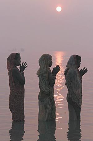 The Significance of Water Offerings in Hinduism surya namaskar